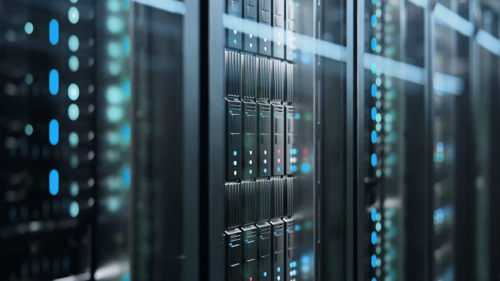 Server-Rack mit blauen Statusleuchten im Rechenzentrum